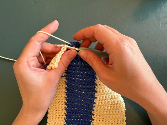 Tapestry crochet: switching colours seamlessly - devout hand