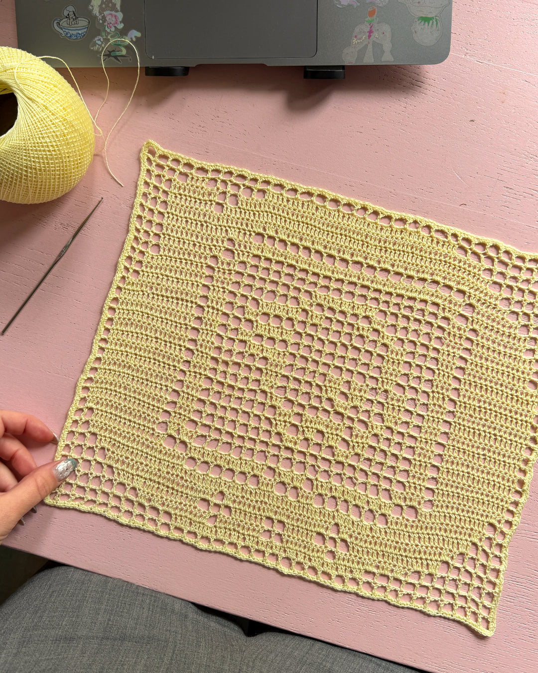 Free filet crochet pattern ✧ Tamagotchi case